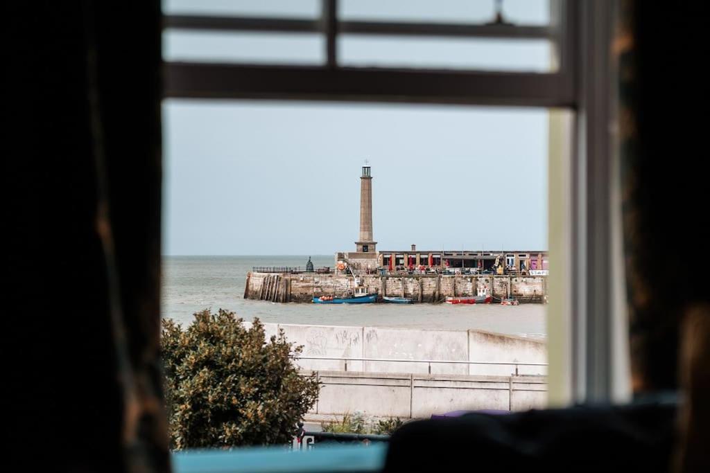 Seaside Serenity: 3-bedroom Haven In Holiday home